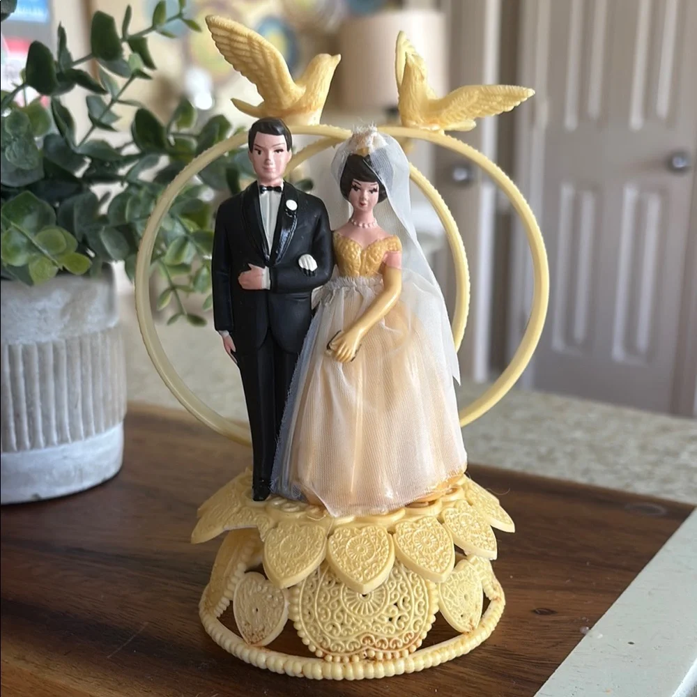 Vintage 1940’s/1950’s Elegant Wedding Cake Topper with Doves